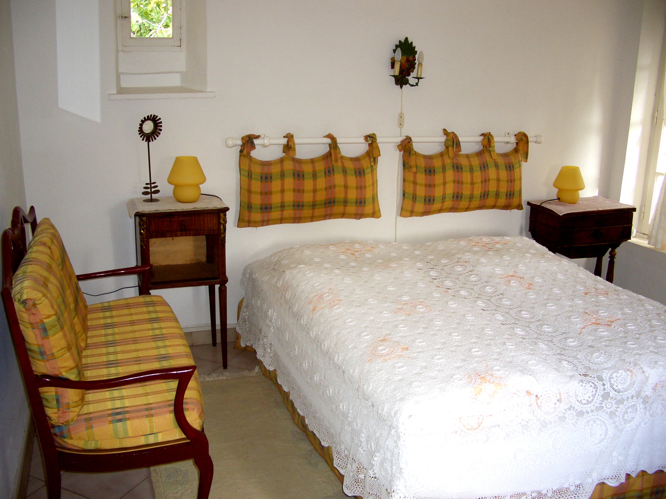 Schlafzimmer mit franz&ouml;sischem Bett, Ansicht 1