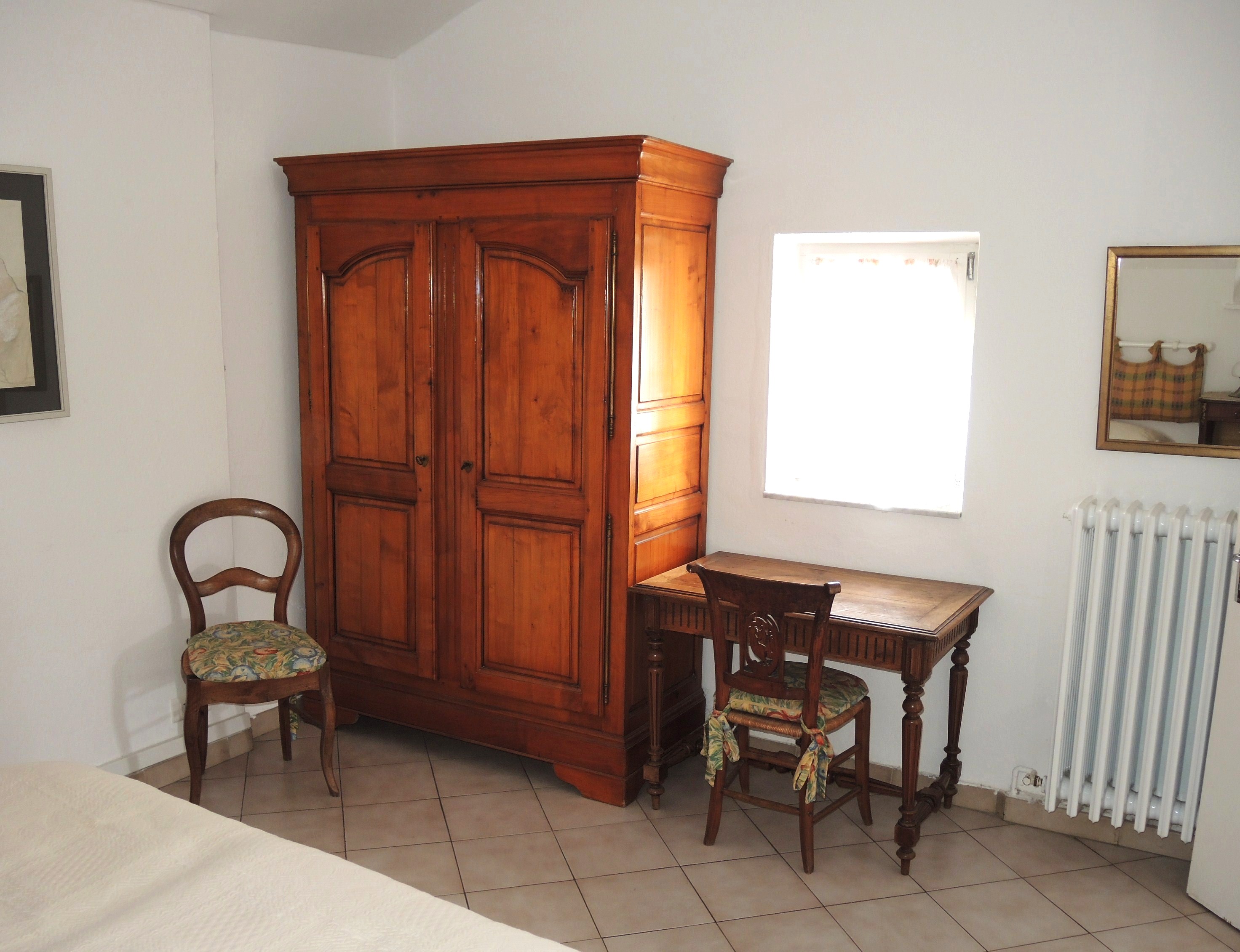 Schlafzimmer mit franz&ouml;sischem Bett, Ansicht 2