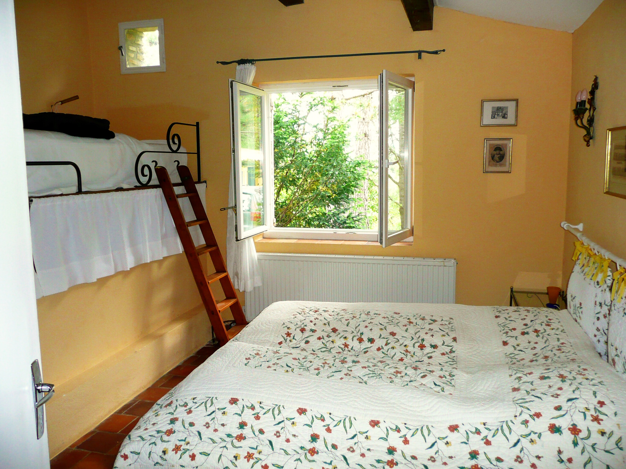 Schlafzimmer mit zwei Einzelbetten, Ansicht 2